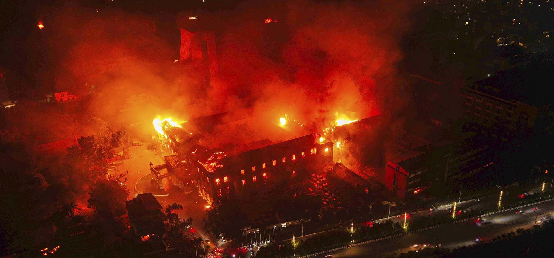 Residencia del presidente de Nepal, Ram Chandra Poudel, tras ser incendiada por manifestantes durante una protesta contra la prohibición de las redes sociales y la corrupción en Katmandú, Nepal, el martes 9 de septiembre de 2025. (Foto AP/Prabin Ranabhat) Residencia del presidente de Nepal, Ram Chandra Poudel, tras ser incendiada por manifestantes durante una protesta contra la prohibición de las redes sociales y la corrupción en Katmandú, Nepal, el martes 9 de septiembre de 2025. (Foto AP/Prabin Ranabhat)
