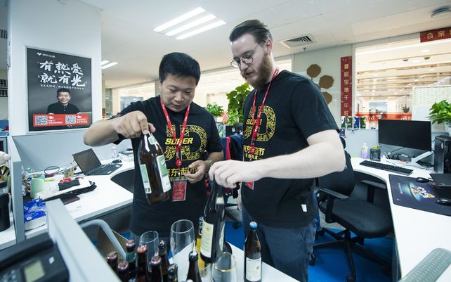 Los compradores de vino de JD Retail seleccionan productos antes de la Gran Promoción del Día del Soltero