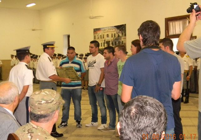 Subtenientes de Reserva de la promoción 54 entregaron una placa recordatoria de su paso por el Instituto.
