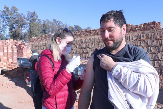 Un trabajador rural es vacunado contra el virus