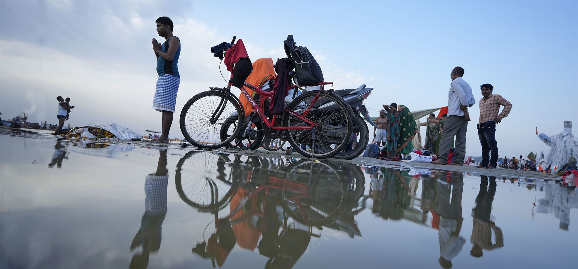 Devotos hindúes se bañan y realizan rituales matutinos en Sangam, la confluencia de los ríos Ganges y Yamuna, en Prayagraj, en el norteño estado indio de Uttar Pradesh, India, el lunes 5 de junio de 2023. Prayagraj en el norteño estado de Uttar Pradesh es un importante Centro de peregrinación hindú. (AP Photo/Rajesh Kumar Singh) Devotos hindúes se bañan y realizan rituales matutinos en Sangam, la confluencia de los ríos Ganges y Yamuna, en Prayagraj, en el norteño estado indio de Uttar Pradesh, India, el lunes 5 de junio de 2023. Prayagraj en el norteño estado de Uttar Pradesh es un importante Centro de peregrinación hindú. (AP Photo/Rajesh Kumar Singh)