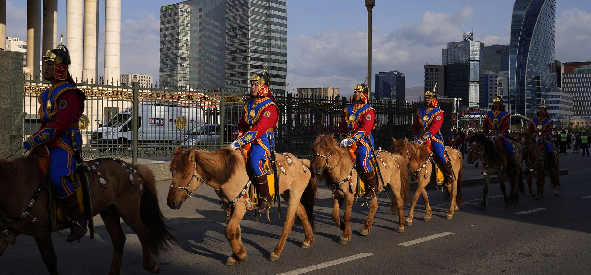 Soldados del ejército mongol montados a caballo cabalgan con sus uniformes ceremoniales en Ulán Bator, la capital de Mongolia. (Foto AP/Manish Swarup) Soldados del ejército mongol montados a caballo cabalgan con sus uniformes ceremoniales en Ulán Bator, la capital de Mongolia. (Foto AP/Manish Swarup)