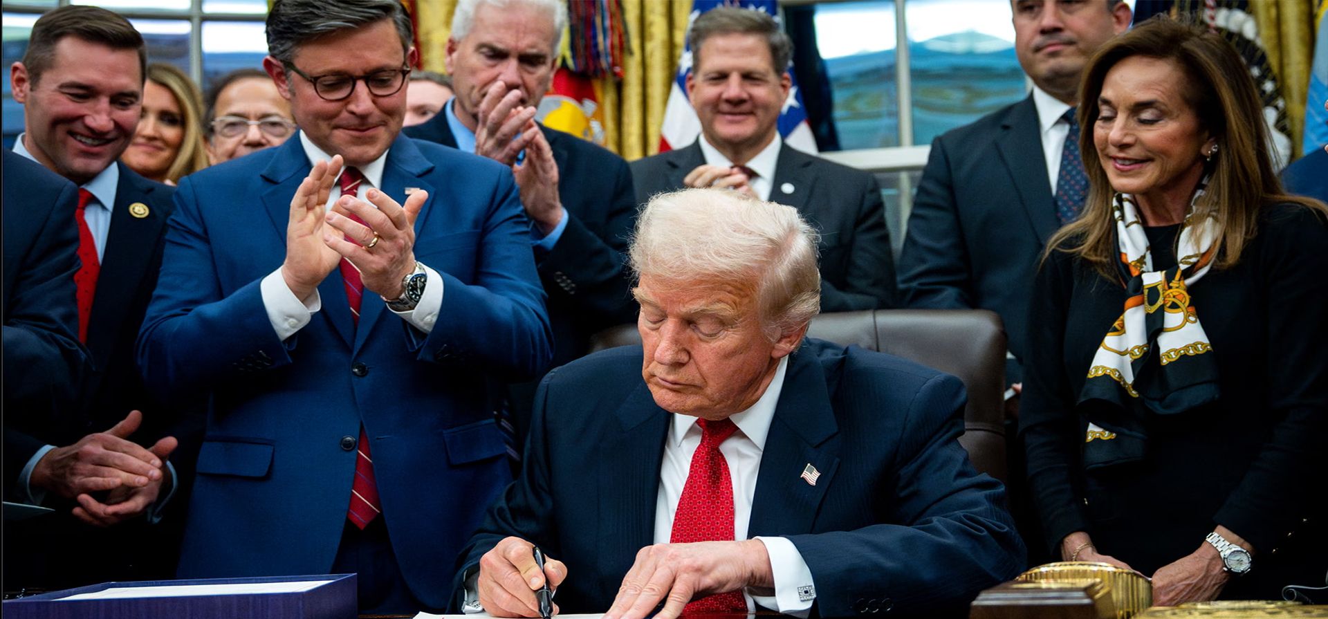 El presidente de Estados Unidos, Donald Trump, firma un paquete de financiación para reabrir el gobierno federal en el Despacho Oval, Washington DC, EE. UU.. Fotografía: Bonnie Cash/EPA El presidente de Estados Unidos, Donald Trump, firma un paquete de financiación para reabrir el gobierno federal en el Despacho Oval, Washington DC, EE. UU.. Fotografía: Bonnie Cash/EPA