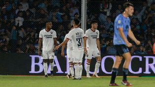 Resignación. Los jugadores leprosos buscan respuestas, mientras festejan el gol de Vegetti en Belgrano.