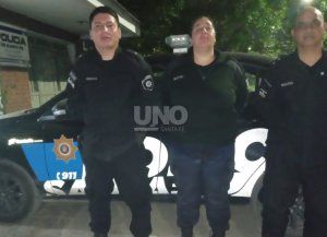Dramático momento en Bº Nueva Pompeya: tres policías le salvaron la vida a un bebé que no podía respirar