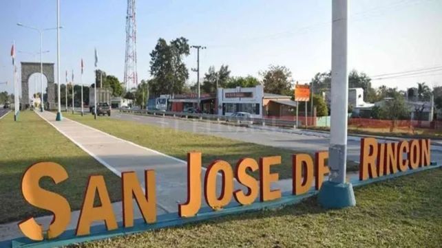 El imputado interceptó a las víctimas en San José del Rincón mientras circulaba en una camioneta blanca marca Renault modelo Kangoo.