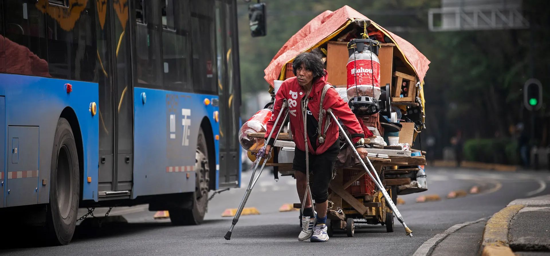 Ciudad de México, México. Un vagabundo tira de un carro con sus pertenencias personales a lo largo de la carretera. Fotografía: Carl de Souza/AFP/Getty Images Ciudad de México, México. Un vagabundo tira de un carro con sus pertenencias personales a lo largo de la carretera. Fotografía: Carl de Souza/AFP/Getty Images