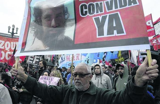plaza del congreso. Manifestantes piden la aparición con vida.