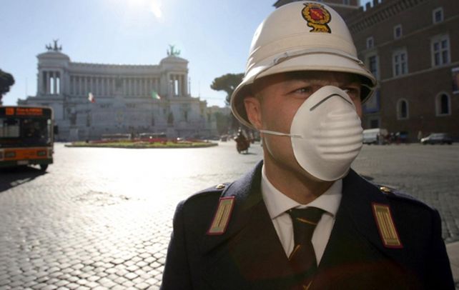 Roma. Ayer la Ciudad Eterna prohibió el tránsito de 7.30 a 12.30 y de 16.30 a 20.30 a los coches con chapas impares y hoy hará lo mismo con las pares.