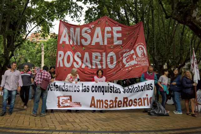 Los docentes nucleados en Amsafé Rosario fijaron posición contra el DNU del gobierno nacional.&nbsp;