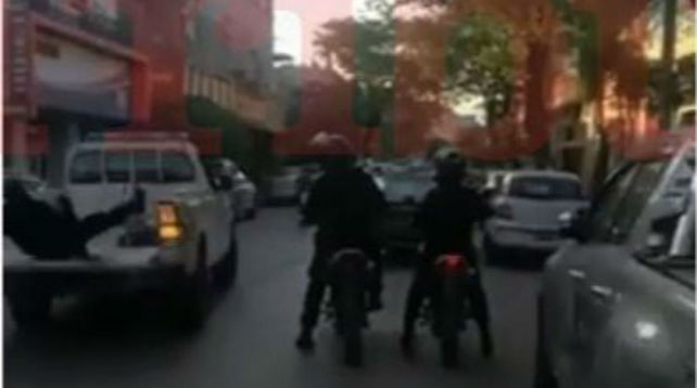 El móvil de la policía arrancó a alta velocidad y el agente terminó en el piso.