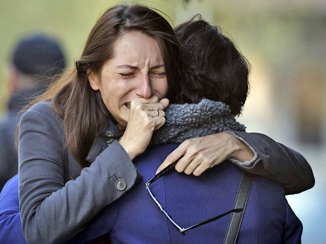 Pavoroso. Familiares y amigos de las víctimas protagonizaron escenas desgarradoras frente al instituto forense.