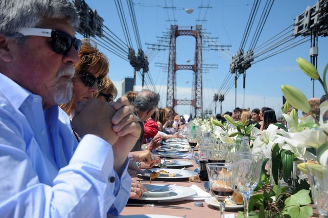 El Puente Colgante se transformó por primera vez en un comedor a favor de la solidaridad
