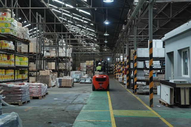 En el nuevo depósito tienen 6 autoelevadores para agilizar las entregas.