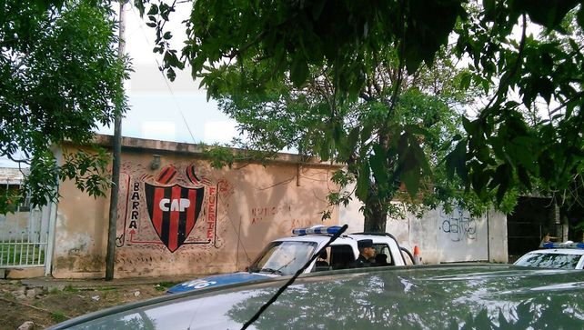 En varios barrios. Los allanamientos fueron en casas de referentes de la barrabrava.
