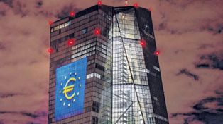 Emblema. El logo del euro es proyectado en el edificio del Banco Central Europeo en Frankfurt, Alemania.