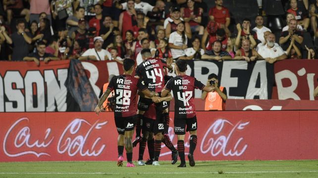 Panchito bien alto en el festejo. El goleador y figura del triunfo leproso lo grita con todos los rojinegros.
