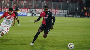 Jherson Mosquera sería el lateral izquierdo titular en Newells ante Riestra.