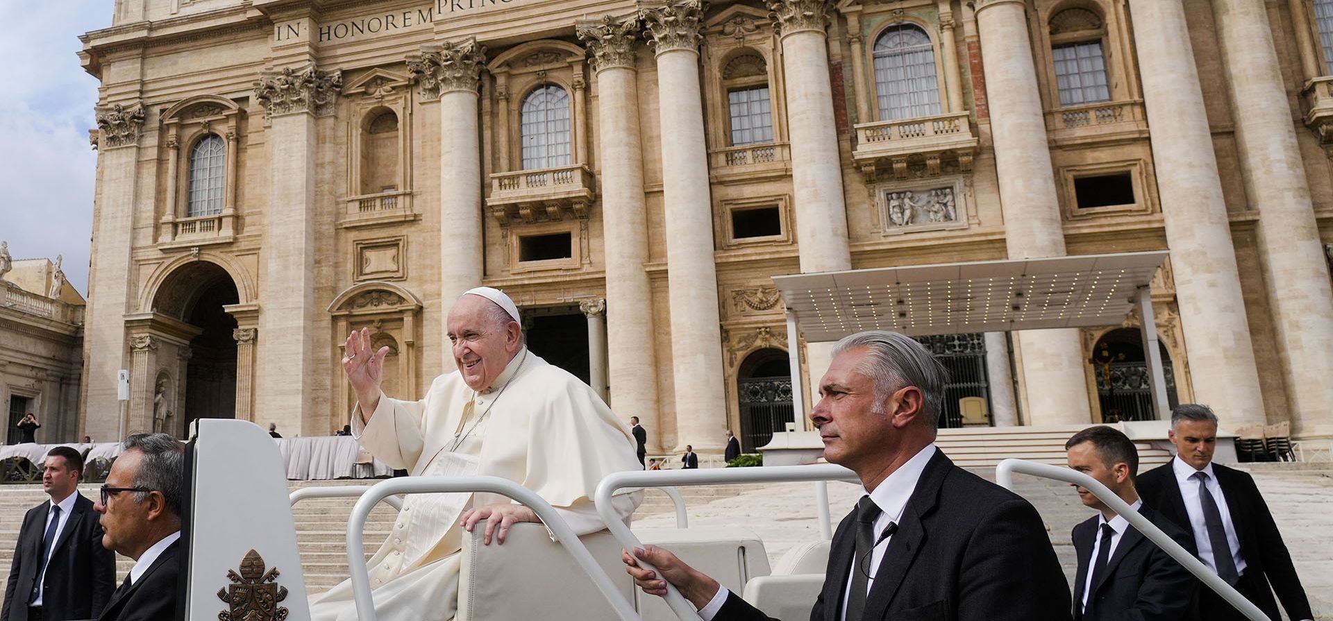 El Papa Francisco sale al final de su audiencia general semanal en la Plaza de San Pedro en el Vaticano, el miércoles 28 de septiembre de 2022. 