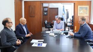 Arrieta, en la cabecera, junto a los responsables de la constructora, en la firma del contrato.