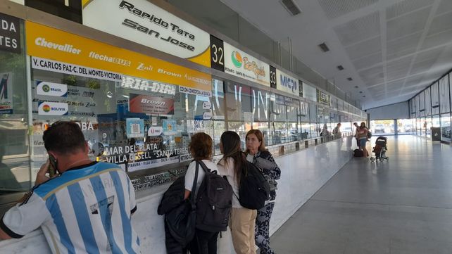 Los pasajeros perjudicados por el robo realizaron la denuncia en la oficina de la empresa.&nbsp;