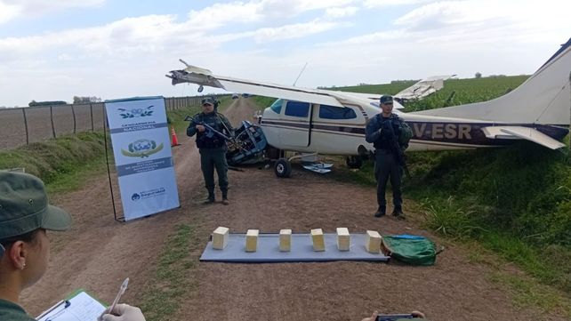 Cayó una avioneta cargada con cocaína en Arequito: Gendarmería custodia la aeronave e investigan el origen del vuelo