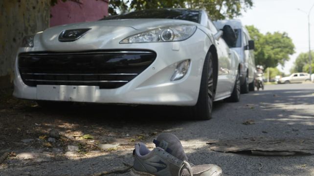Intriga en zona oeste por un auto de alta gama abandonado, abierto y con una peluca dentro