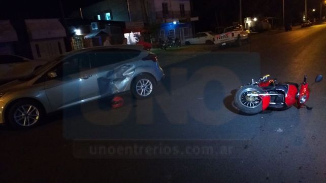 Una chica lesionada es el saldo del choque entre una moto y un auto en ...