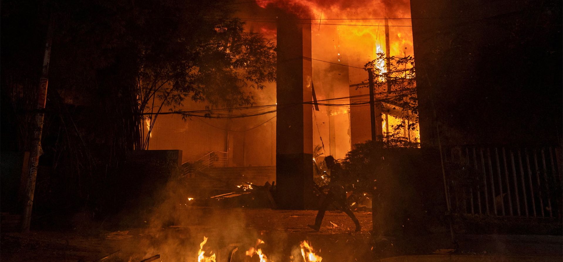 El edificio en llamas de la oficina del periódico Daily Star, que fue incendiado tras la muerte de Sharif Osman Hadi, un líder estudiantil que estaba recibiendo tratamiento en Singapur tras recibir un disparo en la cabeza, Daca, Bangladés. Fotografía: Abdul Goni/Reuters El edificio en llamas de la oficina del periódico Daily Star, que fue incendiado tras la muerte de Sharif Osman Hadi, un líder estudiantil que estaba recibiendo tratamiento en Singapur tras recibir un disparo en la cabeza, Daca, Bangladés. Fotografía: Abdul Goni/Reuters