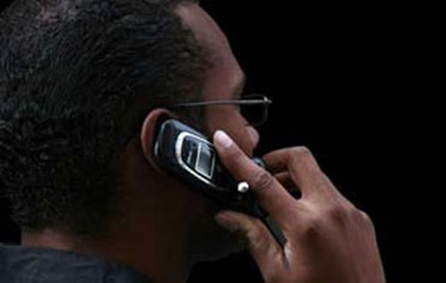 Usar el celular durante más de 25 años triplica el riesgo de sufrir un cáncer cerebral