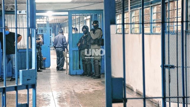 Violenta pelea en la cárcel de Las Flores: dos presos terminaron apuñalados e internados en el Hospital Cullen