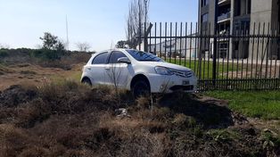 El Toyota cayó a un zanjón a la altura de calle Wilde y los delincuentes huyeron a pie.