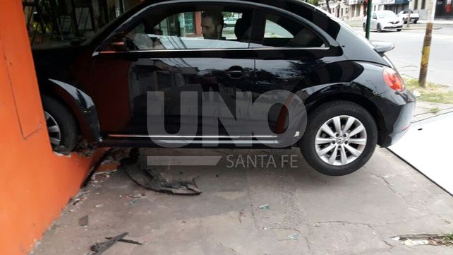 Desgracia con mucha fortuna: se durmió y terminó con el auto adentro de una verdulería