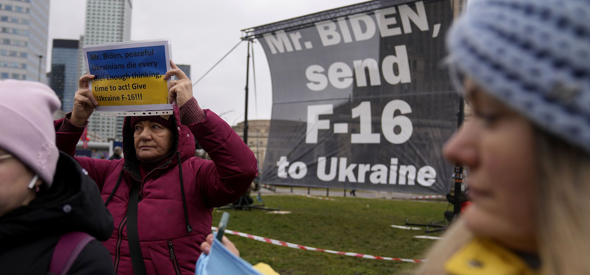 Una mujer sostiene un cartel con un mensaje para el presidente de los Estados Unidos, Joe Biden, durante su visita a Varsovia, Polonia, el martes 21 de febrero de 2023. (Foto AP/Alastair Grant)