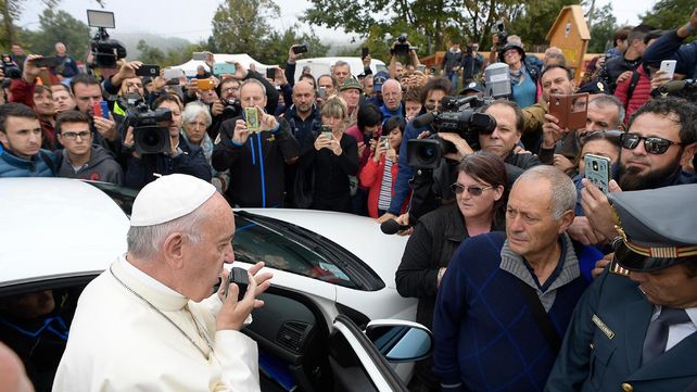 Impactantes fotos de la visita del Papa a Amatrice, el pueblo italiano devastado por un terremoto