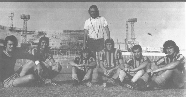 Carlos Timoteo Griguol, DT de Rosario Central, año 1974. El equipo integrado por: Oso Ferrero, el Pío Cabral, Cáceres, Carlos Aimar, José Van Tuyne y Mario Alberto Kempes. 