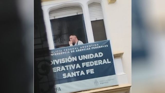 Suris fumando en un balcón de la dependencia de la Policía Federal de Santa Fe.&nbsp;(fiscales.gob.ar)