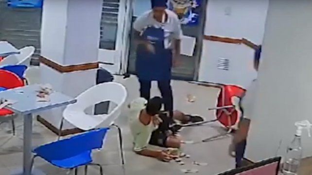 Quiso asaltar una heladería en Alberdi con un arma falsa y lo redujeron las empleadas