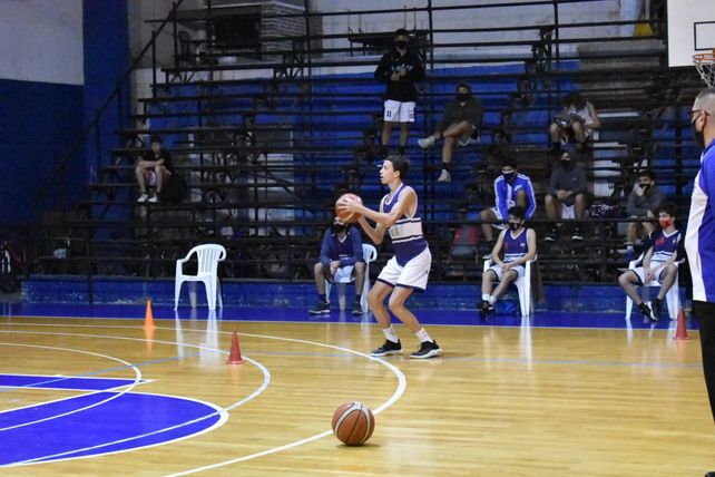 GyE fue más que Macabi en el Torneo Mixto de básquet.