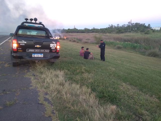 Fuego en la Autopista Rosario - Santa Fe: dos hombres lograron escapar de su auto que se quemaba