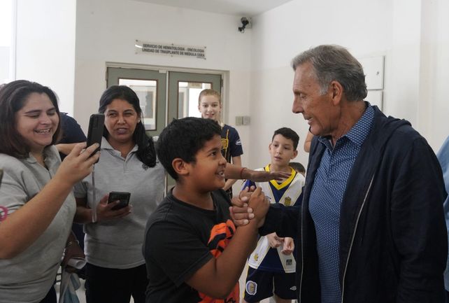 El gesto solidario de Russo: llegó de sorpresa al Hospital Vilela y regaló juguetes a los chicos internados