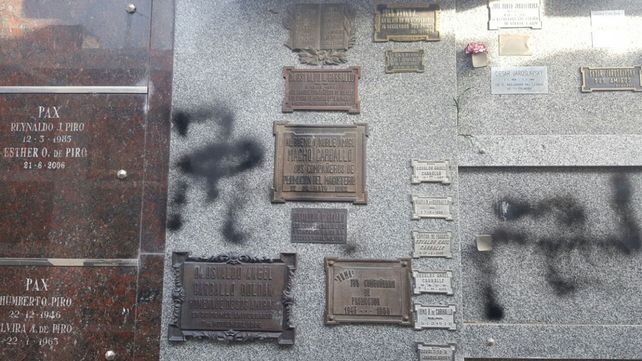 La Policía Federal investiga las pintadas nazis a la tumba de Jaroslavsky