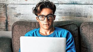 Cómo la luz azul de la pantalla de la computadora afecta tu sueño