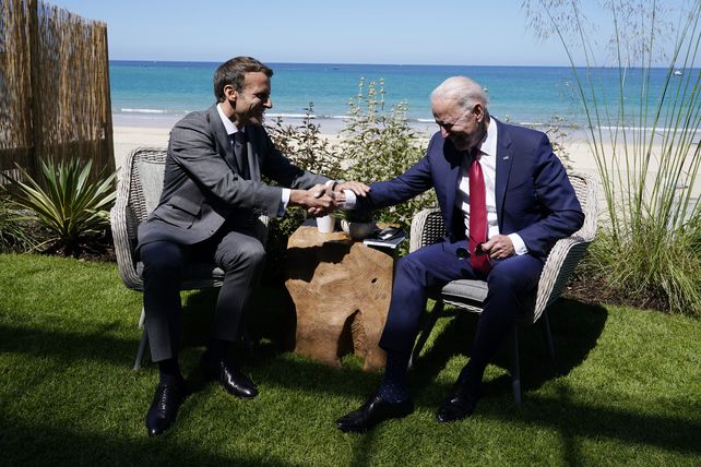 Macron y Biden se saludan en el balneario inglés de Carbis Bay.&nbsp;