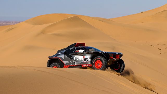 El nuevo juguete de Monsieur Dakar. El campeón vigente y máximo ganador del rally, Stephane Peterhansel, conduce el Audi eléctrico diseñado por el rosarino Juan Manuel Díaz. Todos los ojos en la marca alemana.