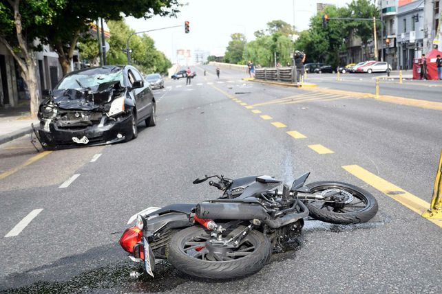 Murió una joven que iba en moto cuando fue impactada por un auto que pasó en rojo