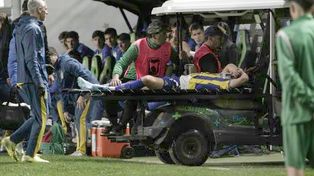 El momento en que Gaspar Duarte es retirado del campo de juego en cancha de Banfield, donde Central recató un empate en el final.