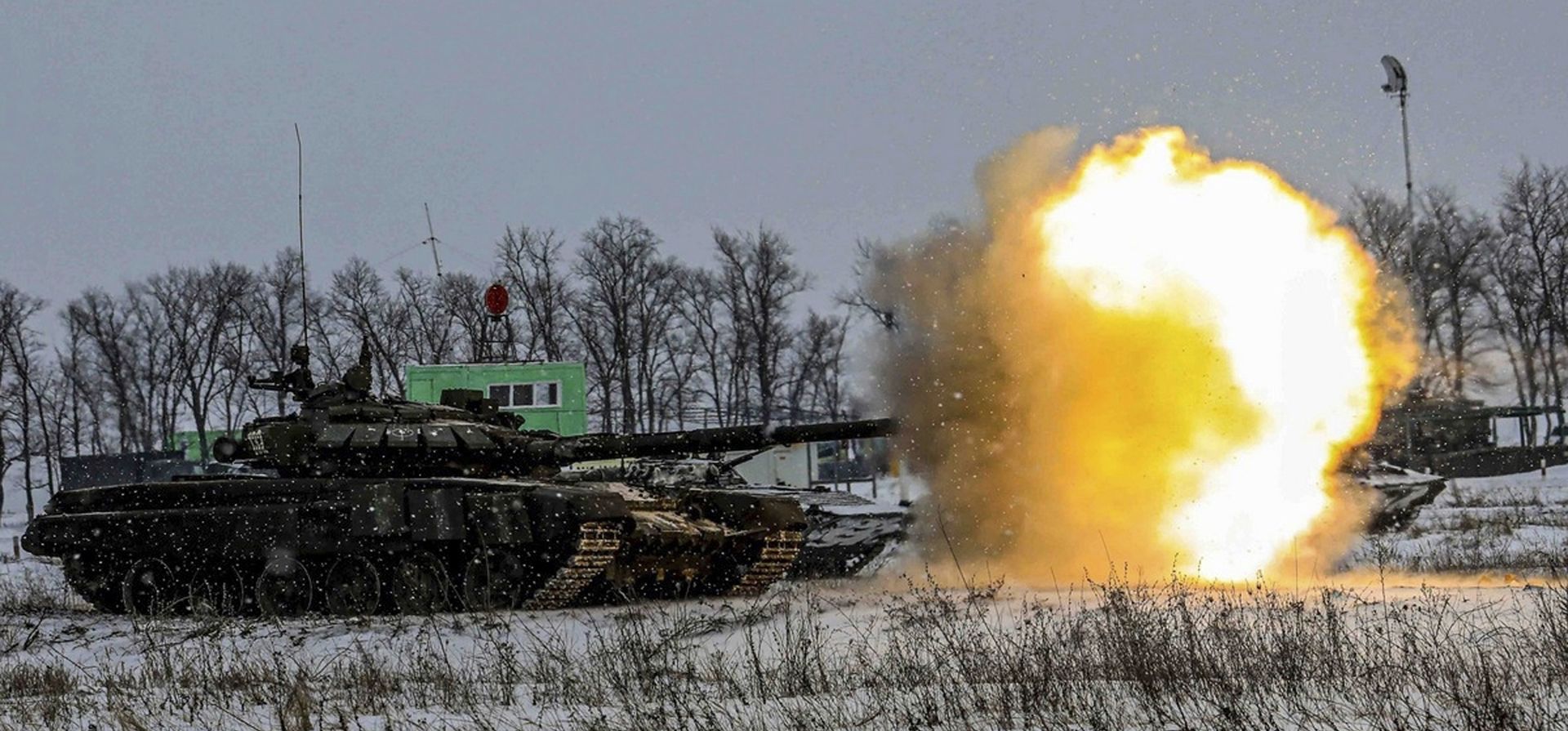 Foto proporcionada por el Servicio de Prensa del Ministerio de Defensa de Rusia, el lunes 14 de febrero de 2022, un tanque ruso dispara en el campo durante ejercicios militares en la región de Leningrado, Rusia.