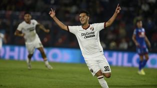 Cristian Ferreira celebra el gol del empate de Newells en Victoria ante Tigre, cerca del final.