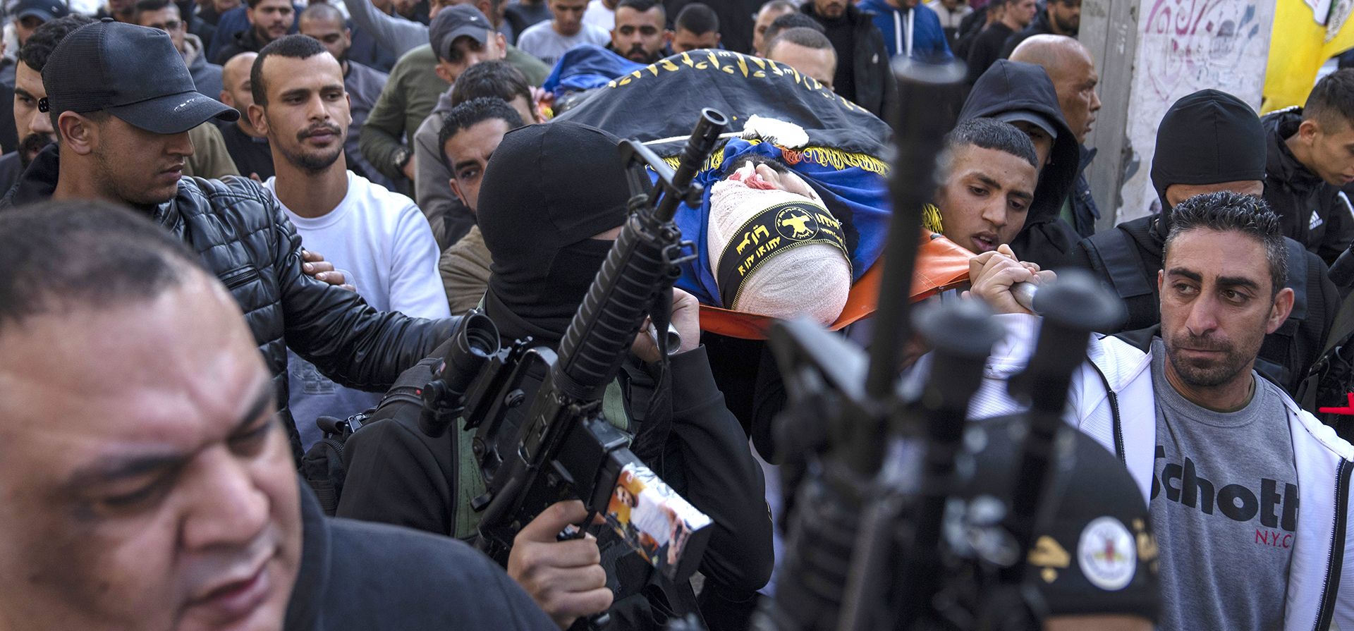 Los dolientes llevan el cuerpo de Tarek al-Damj durante su funeral en la ciudad cisjordana de Jenin, el jueves 8 de diciembre de 2022. Las fuerzas israelíes mataron a los palestinos Atta Shalabi, Tarek al-Damj y Sedki Zakarneh, durante una redada el jueves en Cisjordania ocupada, dijo el Ministerio de Salud palestino. (Foto AP/Nasser Nasser)